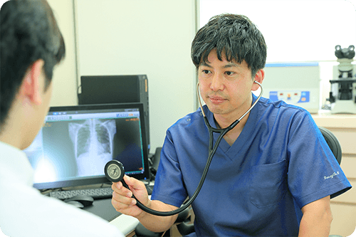 診察する医師の様子